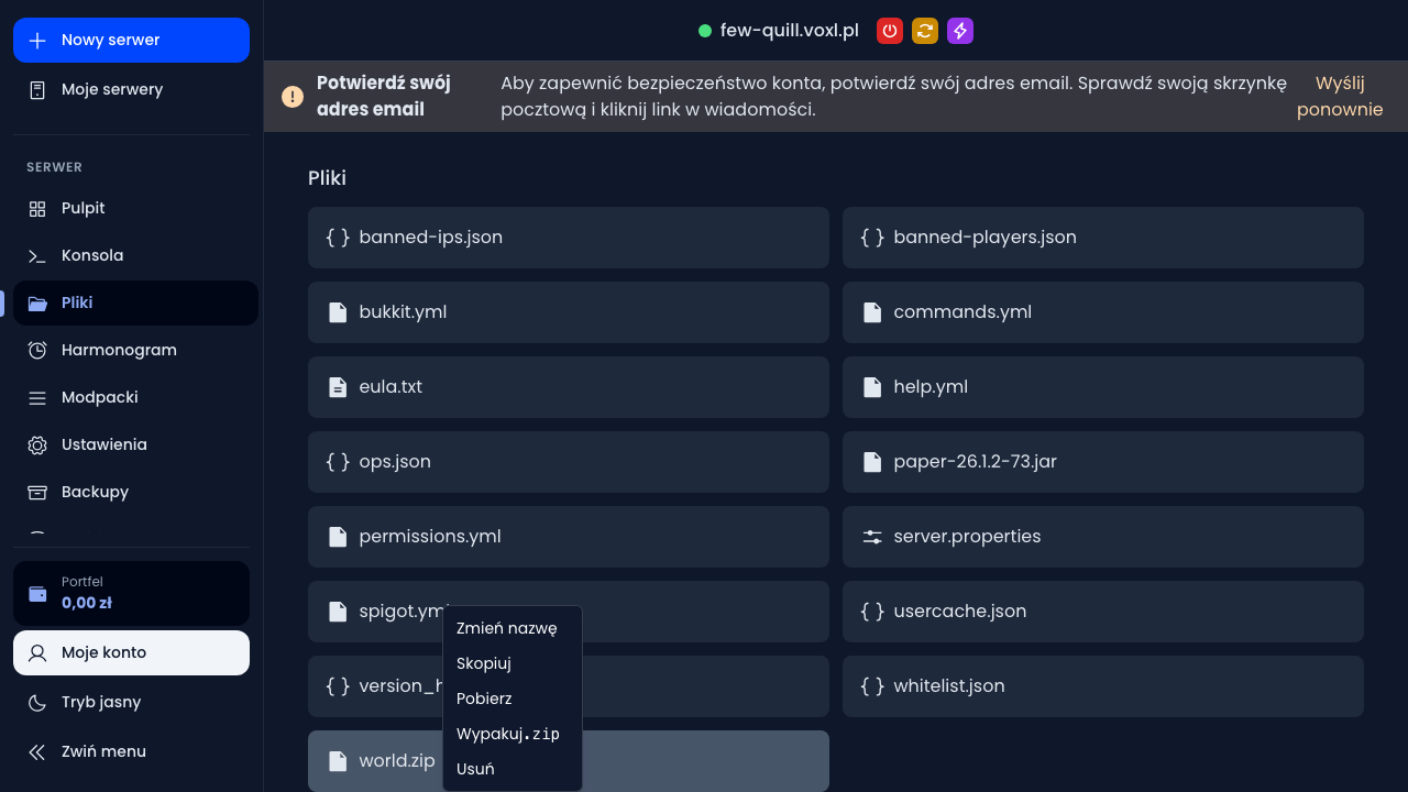 Menedżer plików z wgranym archiwum world.zip i opcją "Wypakuj .zip" w menu kontekstowym